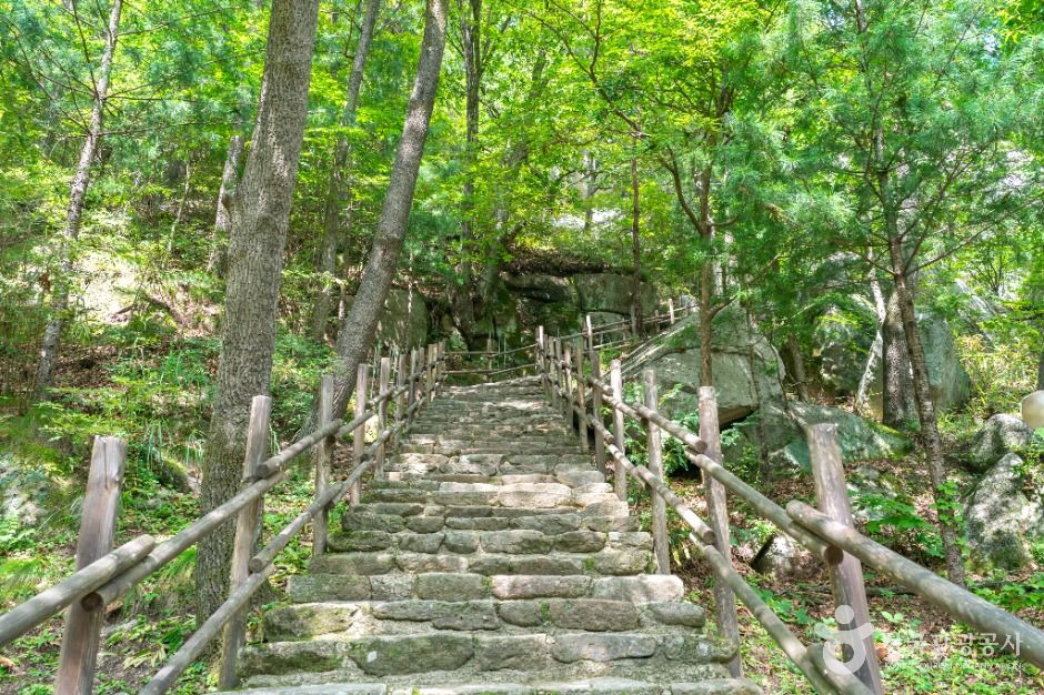 거창 가섭암지 마애여래삼존입상 여행 추천 - 로드트립