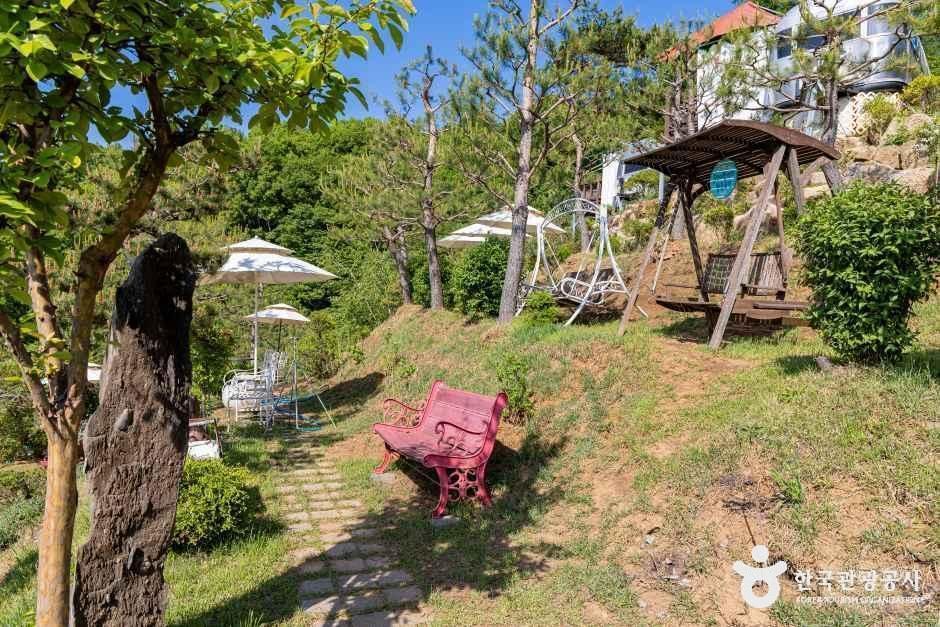 충주커피박물관 글램핑카라반펜션 여행 추천 - 로드트립