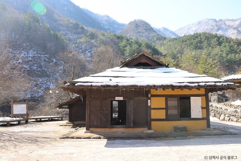 삼척 신리 너와집과 민속유물 여행 추천 - 로드트립