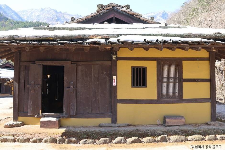 삼척 신리 너와집과 민속유물 여행 추천 - 로드트립