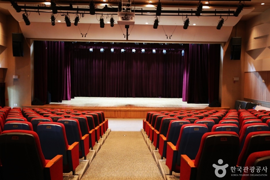 부산예술회관 여행 추천 - 로드트립