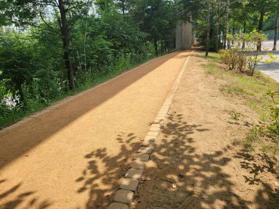 경기도청북부청사역 하부 맨발황톳길 여행 추천 - 로드트립