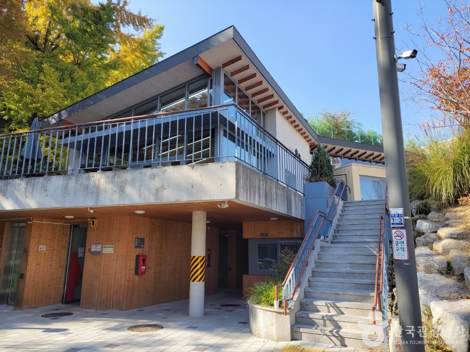 성동구립매봉산숲속도서관 여행 추천 - 로드트립