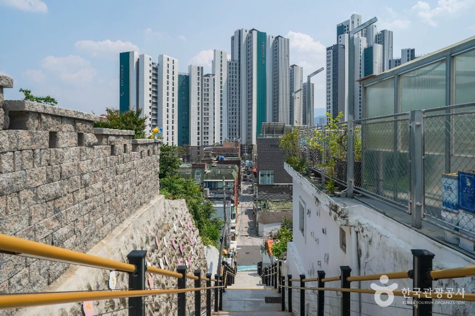 이천동 99계단 벽화마을 여행 추천 - 로드트립