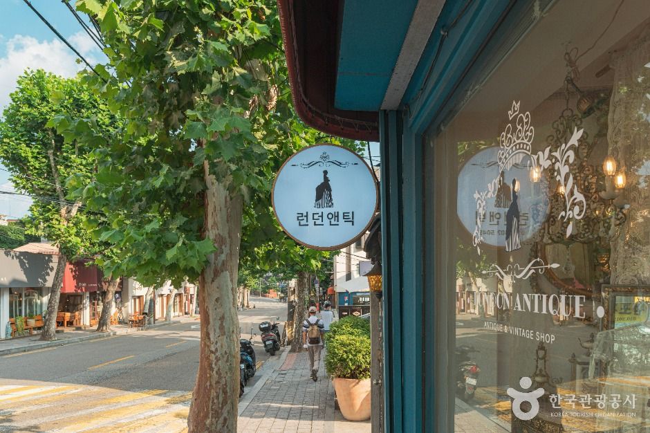 이태원 앤틱 가구거리 여행 추천 - 로드트립