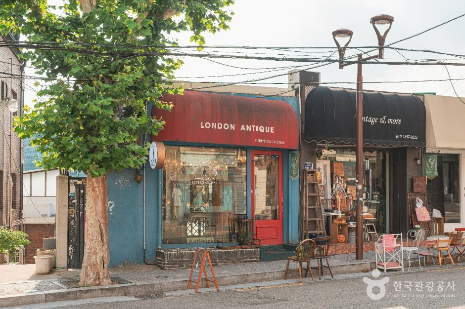 이태원 앤틱 가구거리 여행 추천 - 로드트립