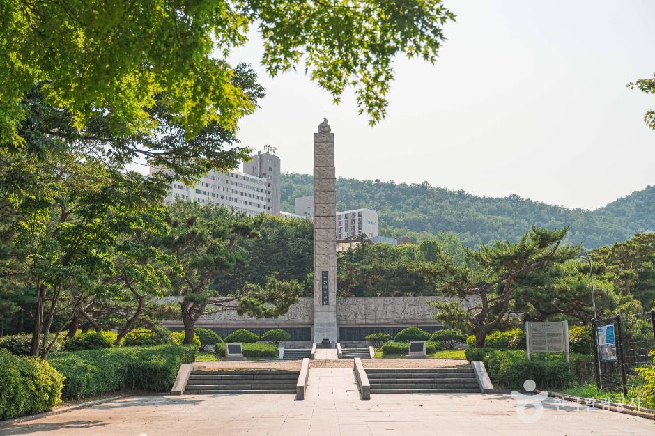 순국선열추념탑 여행 추천 - 로드트립