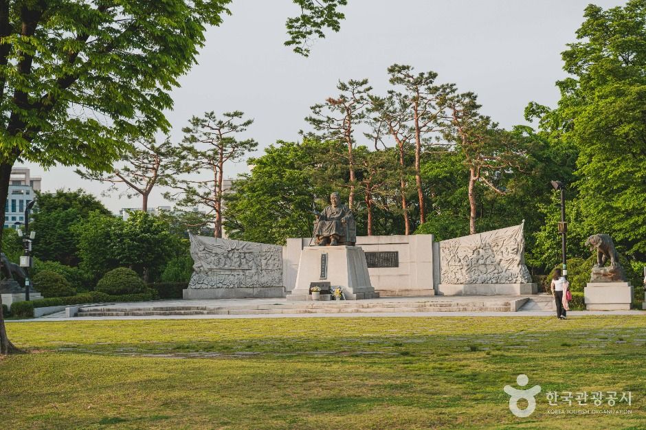 성재 이시영선생 동상 여행 추천 - 로드트립