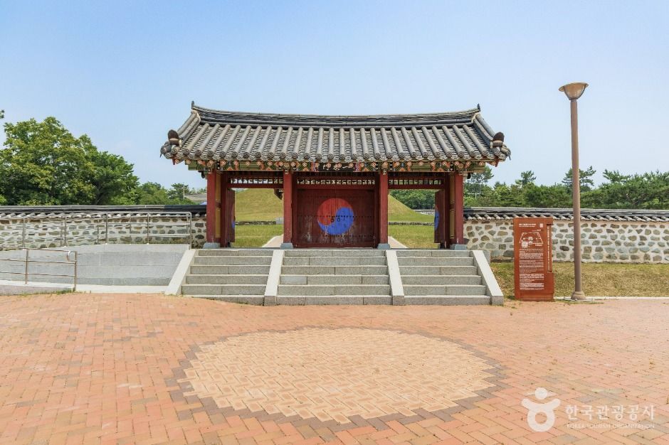 사천 조명군총 여행 추천 - 로드트립