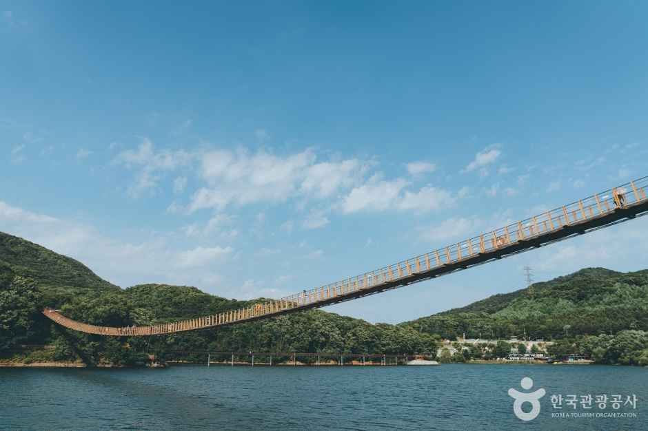 마장호수 출렁다리 여행 추천 - 로드트립