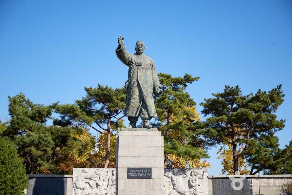 백범광장(백범 김구선생 동상) 여행 추천 - 로드트립