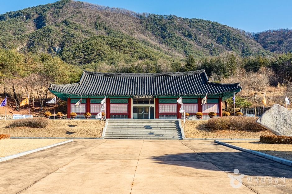 운강이강년기념관 여행 추천 - 로드트립