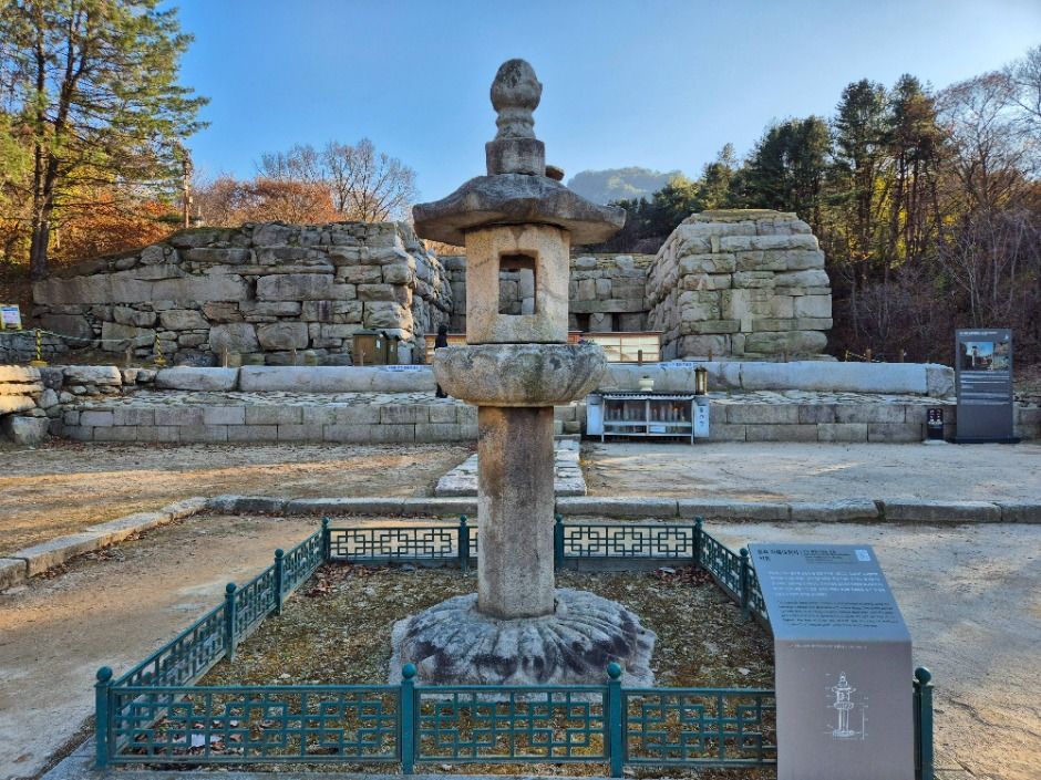 충주 미륵대원지 석등 여행 추천 - 로드트립