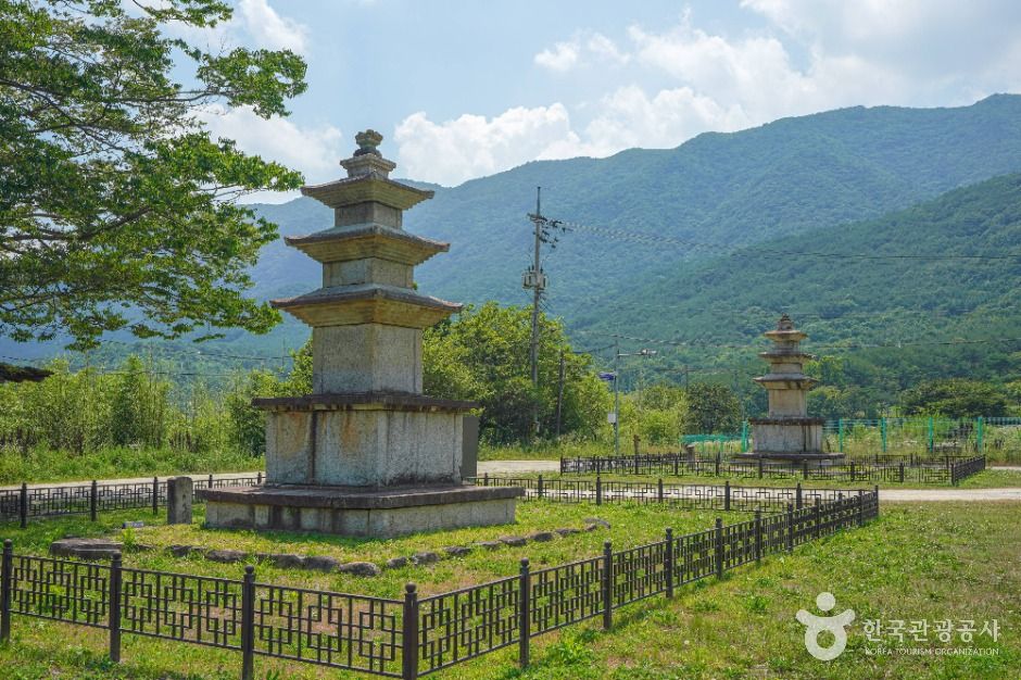 산청 단속사지 동 삼층석탑 여행 추천 - 로드트립