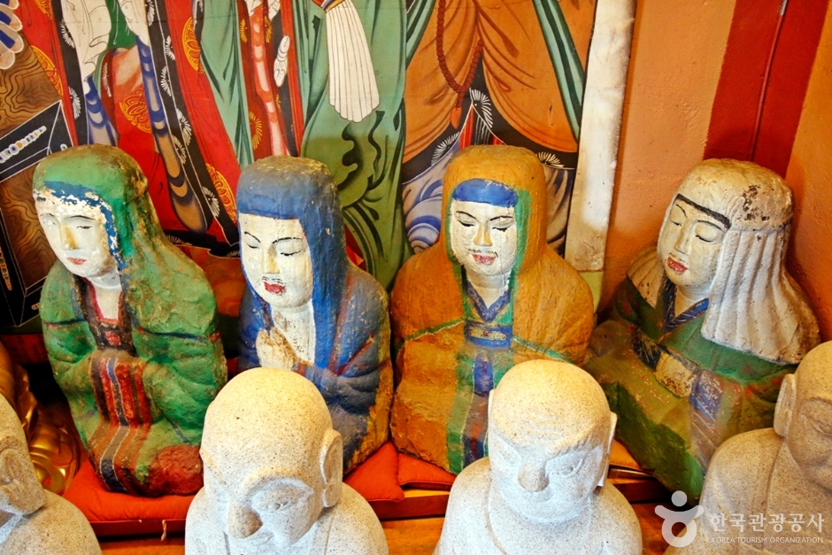 충주 신흥사 석조 나한상 여행 추천 - 로드트립