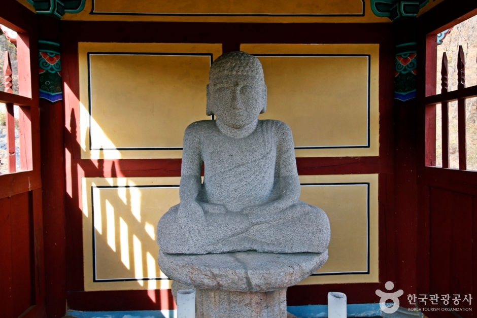 충주 문주리 석조여래좌상 여행 추천 - 로드트립