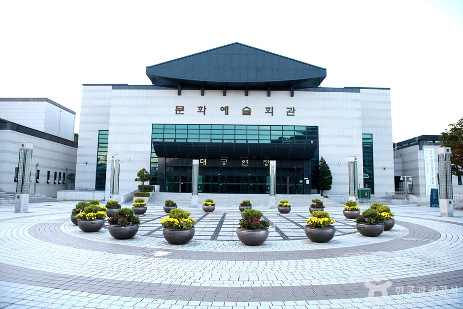 태백시 문화예술회관 여행 추천 - 로드트립