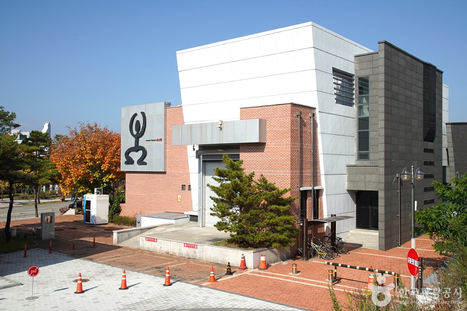 춘천문화예술회관 여행 추천 - 로드트립