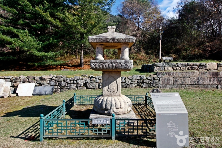 충주 미륵대원지 사각석등 여행 추천 - 로드트립