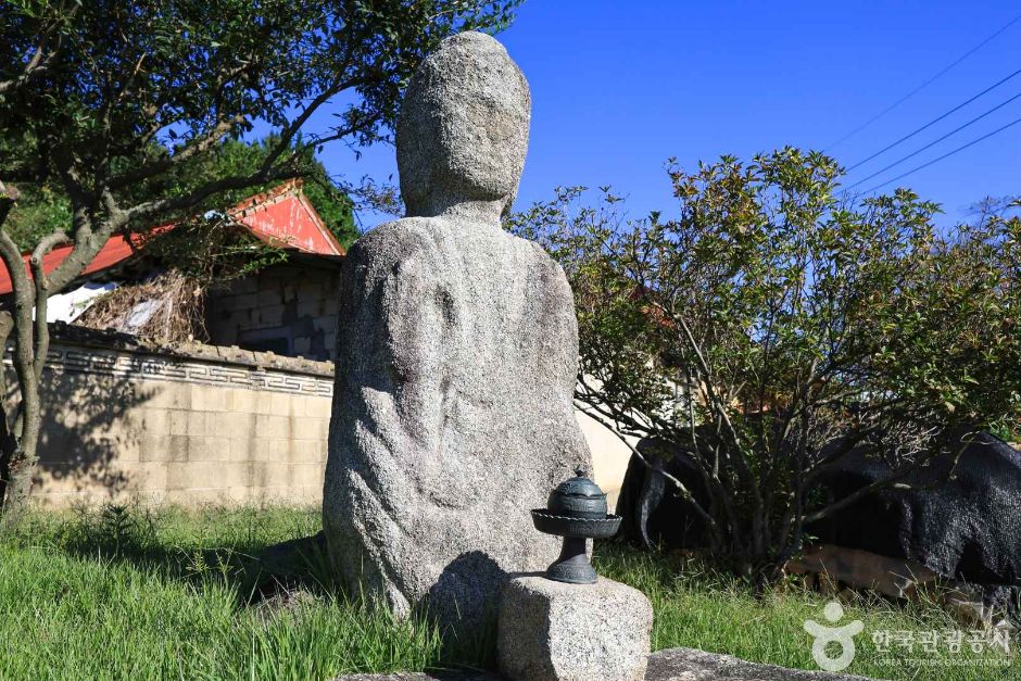 원삼면 목신리 석조여래입상 여행 추천 - 로드트립