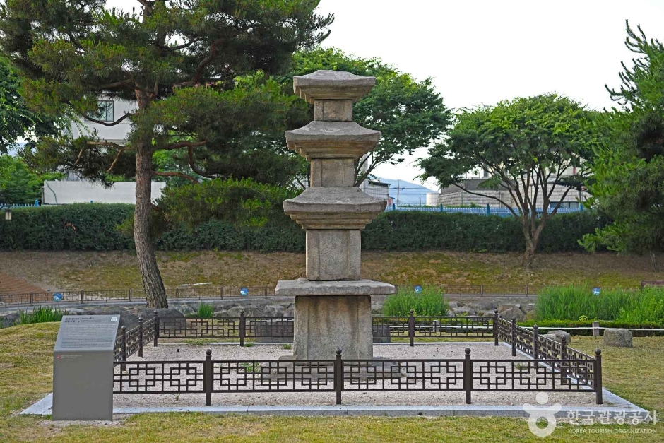 음성 읍내리 삼층석탑 여행 추천 - 로드트립