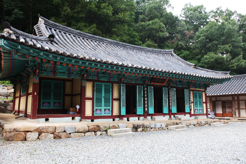 충주 백운암 철조여래좌상 여행 추천 - 로드트립