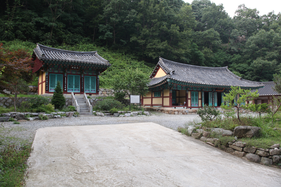 충주 백운암 철조여래좌상 여행 추천 - 로드트립