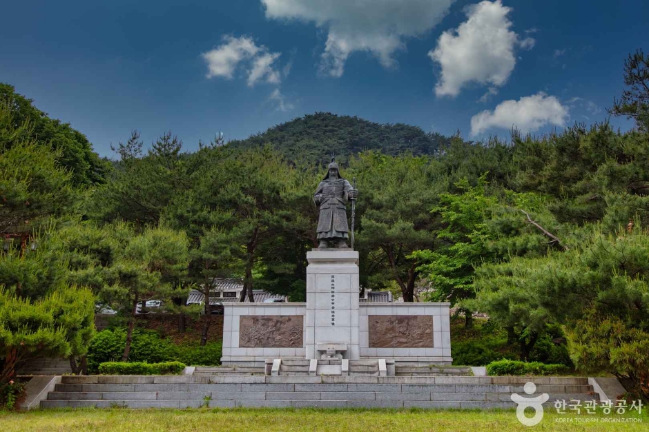 신장절공묘역 여행 추천 - 로드트립