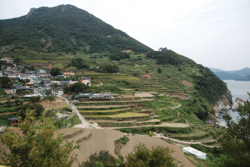 남해 몽돌해수욕장(절벽포인트) 여행 추천 - 메고지고